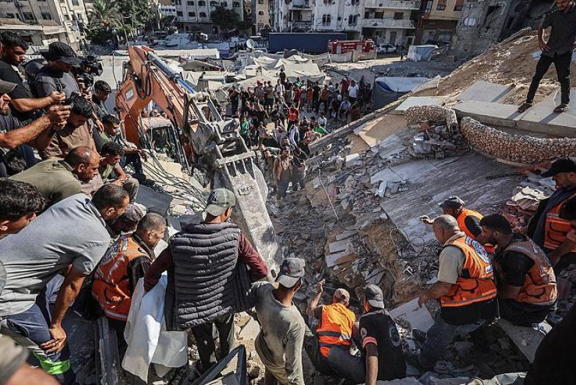 اعمال انقاذ لعالقين تحت بناية انهارت في غزة