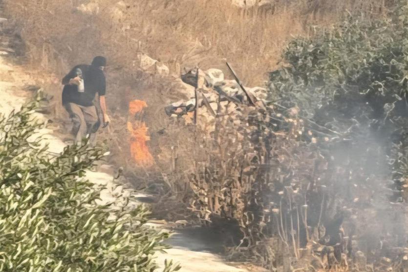 مستوطنون يشعلون النار في قرية برقا