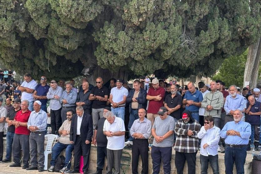 عشرات الآلاف يؤدون صلاة الجمعة في المسجد الأقصى