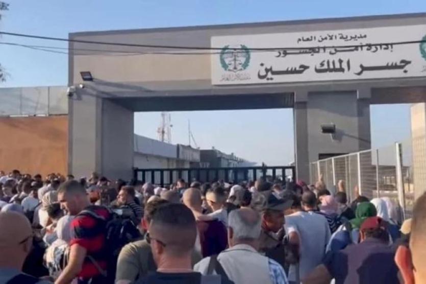 مسافرين عبر معبر الكرامة 