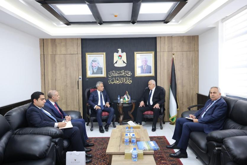 وزير الداخلية يستقبل السفير المصري لدى دولة فلسطين