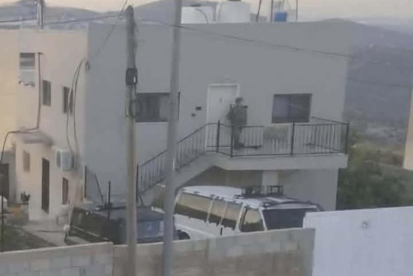 الاحتلال يجبر عائلة في بلدة كوبر على إخلاء منزلها