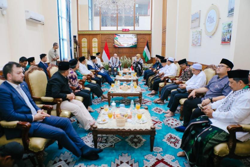 الهباش ومفتي فلسطين يبحثان مع قيادات جاوة الشرقية بإندونيسيا الأوضاع في فلسطين 