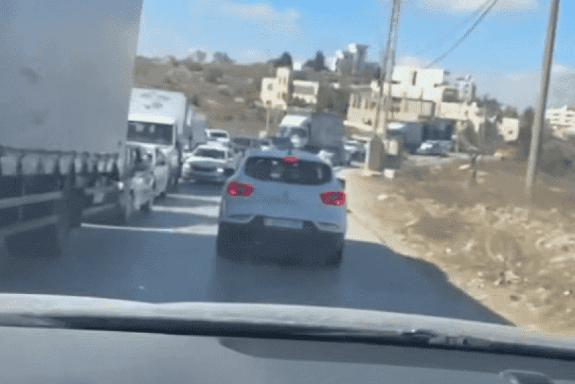 أزمة مرورية خانقة على مداخل رام الله وضواحي القدس جراء إغلاق الحواجز
