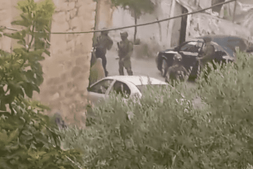قوات الاحتلال تعتقل مواطنا وشقيقته في البلدة القديمة بالخليل