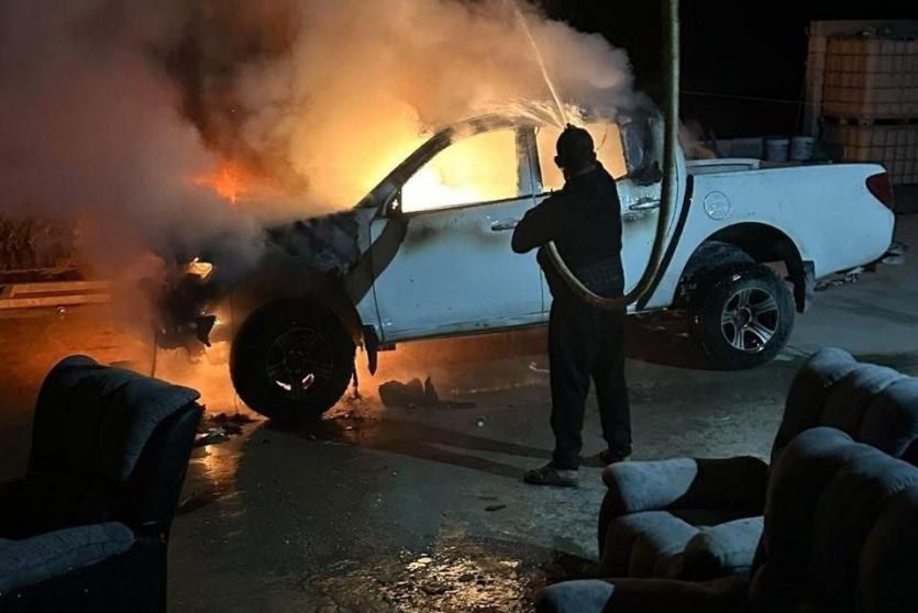 مستوطنون يحرقون مركبة ويهاجمون منازل في السموع جنوب الخليل