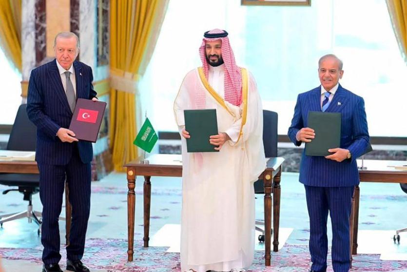 خلال التوقيع على حلف مكة