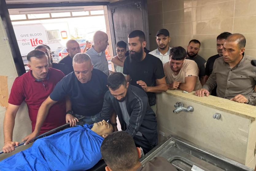 جثمان الشهيد حسن البزاري بمستشفى رفيديا/ تصوير: أيمن نوباني
