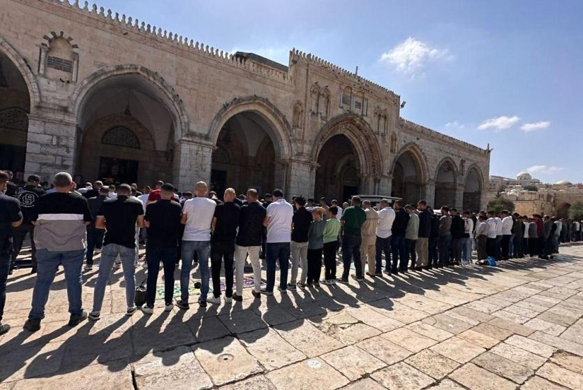 عشرات الآلاف يؤدون صلاة الجمعة في الأقصى
