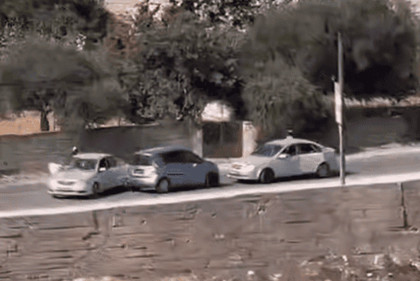 مستوطنون يهاجمون مواطنا وطفليه داخل مركبة شرق رام الله