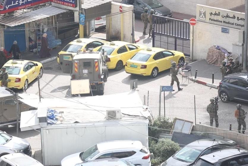 انتشار مكثف لآليات الاحـتلال في محيط مجمع فلسطين الطبي وسط رام الله.