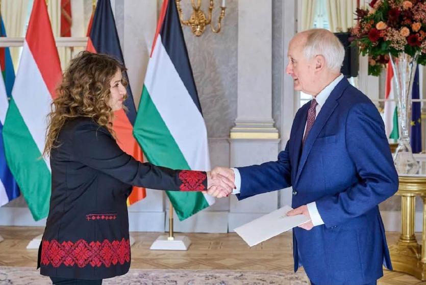 سفيرة دولة فسطين لدى المجر تقدم أوراق اعتمادها إلى الرئيس المجري