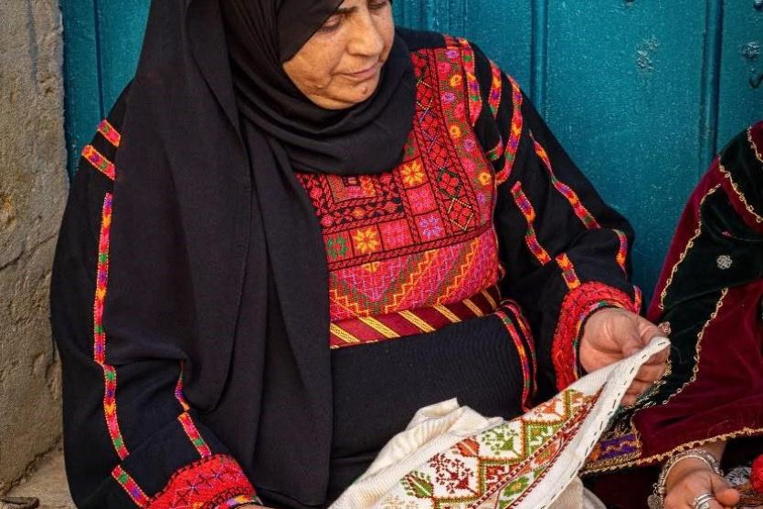 غرزة تحكي حكاية.. هل يصمد التطريز الفلسطيني أمام تحديات العصر؟