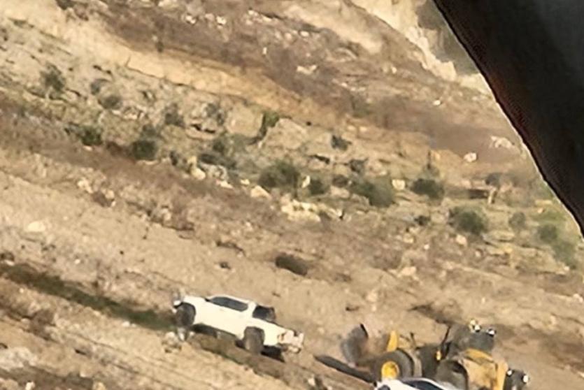 مستوطنون خلال تجريف الأراضي