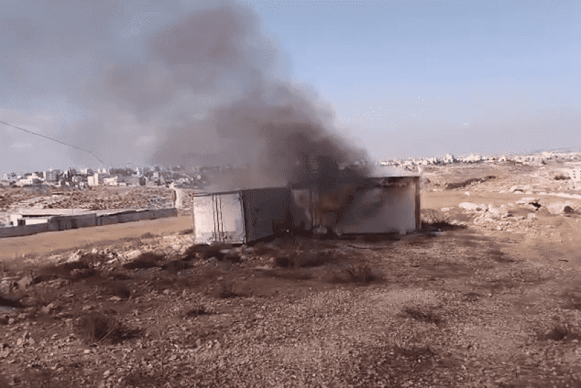مستوطنون يحرقون كرفانات وبركسا في بلدة السموع