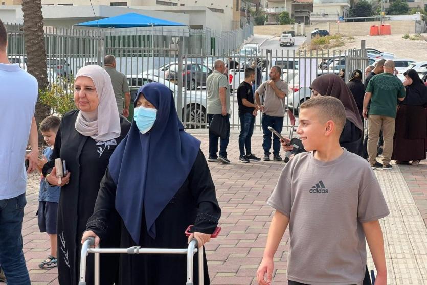 إقبال واسع للناخبين على مراكز الاقتراع في مدينة كفر قرع بالداخل الفلسطيني