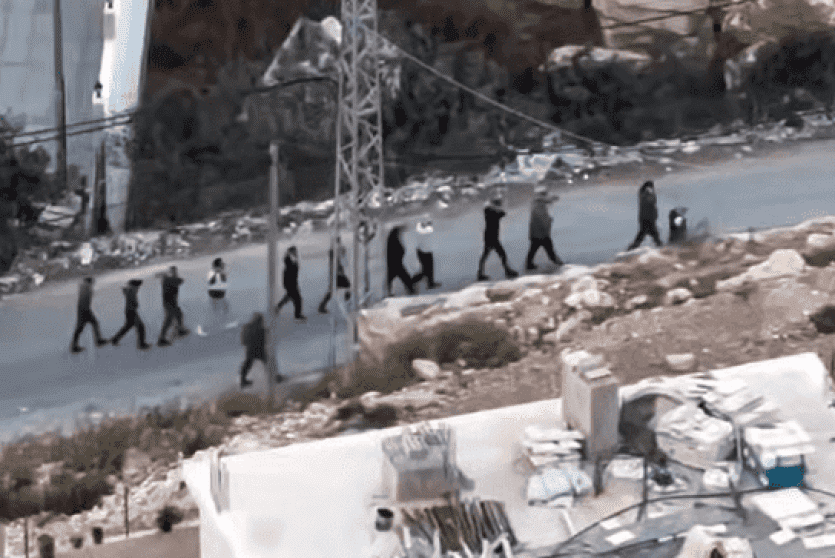 تنكيل جماعي بمجموعة من الفلسطينيين على يد جنود الاحتلال في حي 