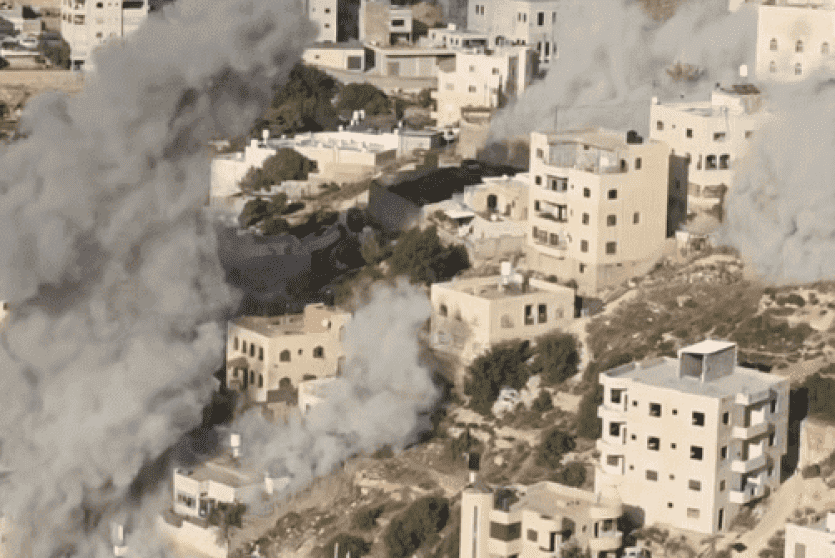 الاحتلال يفجّر منزلي شهيدين في منطقة دير بحّة المحاصرة بالخليل