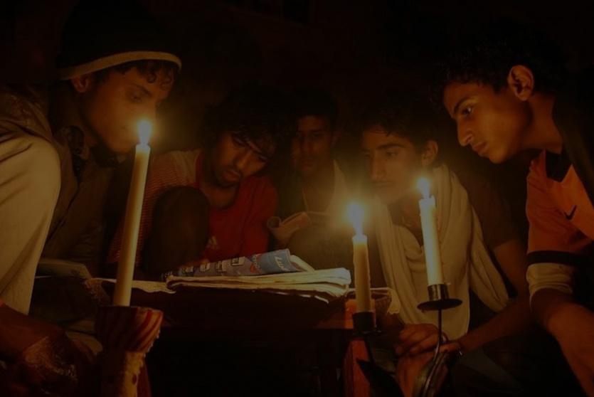 "الكهرباء" الاختبار الأصعب لطلبة التوجيهي في غزة