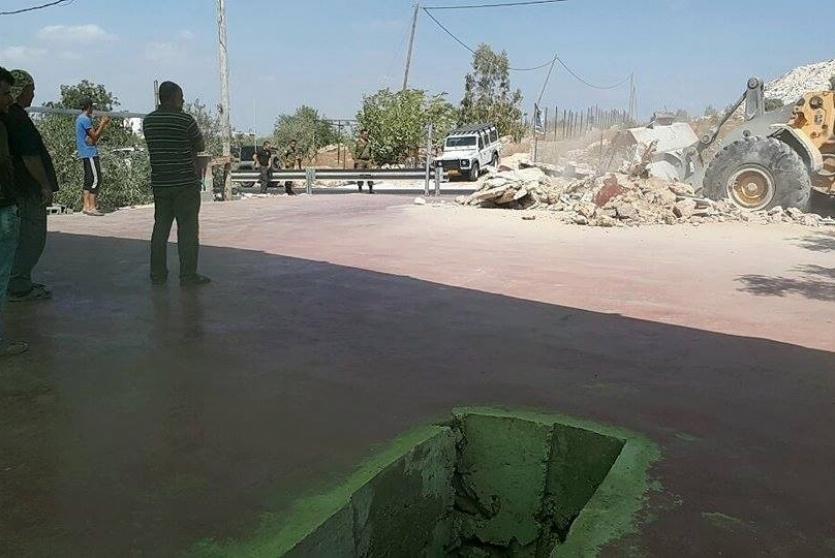 جرافات الاحتلال تهدم مغسلة وتقتلع اشجار زيتون 