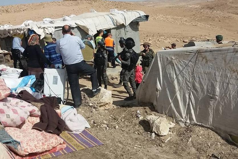 بالصور: الاحتلال يهدم مساكن في مسافر يطا 