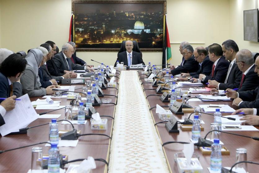 الحكومة تبدأ بإعادة هيكلة الوزارات في غزة