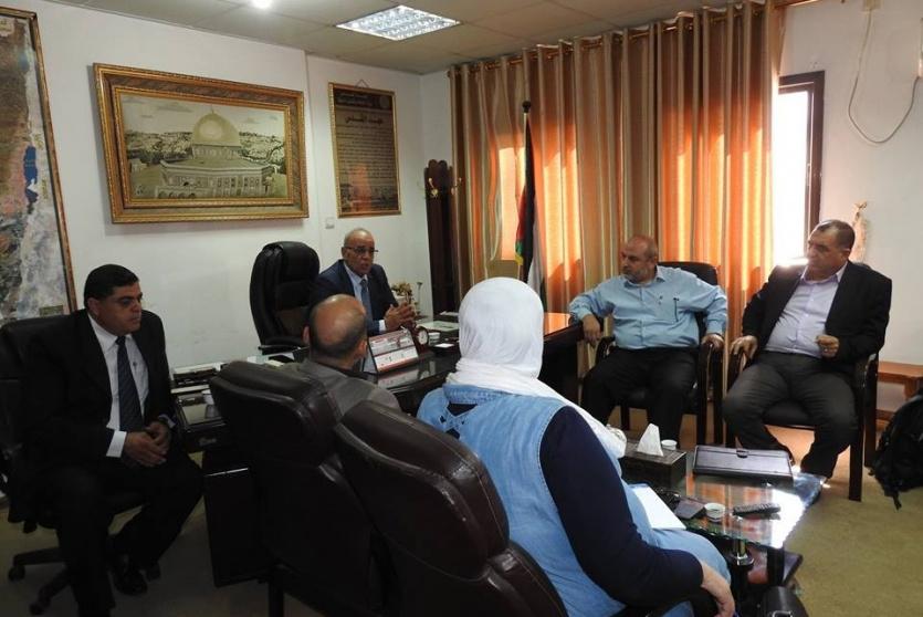 صور.. وزير النقل والمواصلات يتسلم مقر الوزارة بغزة