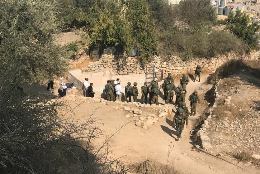 الخليل: مستوطنون يهاجمون بيوت المواطنين والجنود يداهمون المنازل
