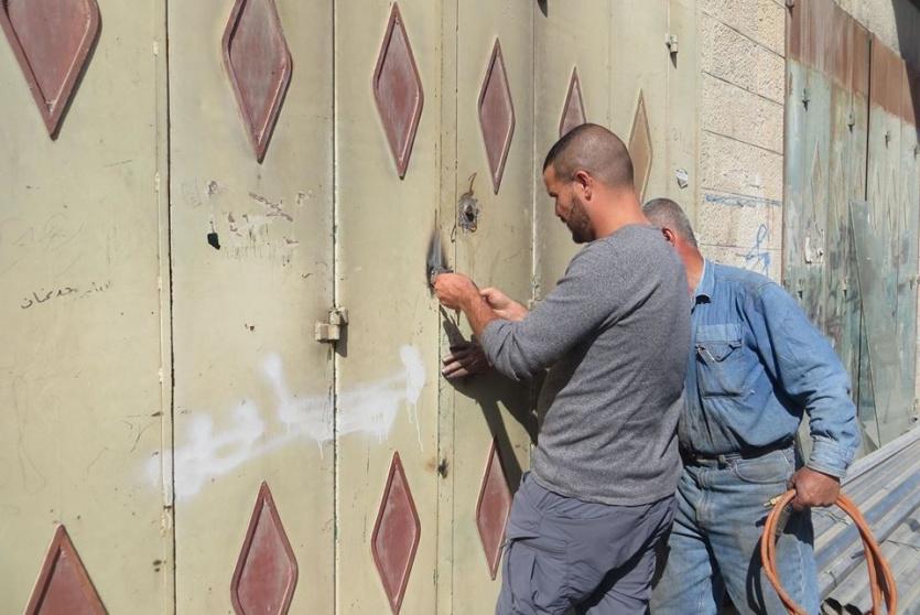 بلدية البيرة تغلق عددا من الورش الصناعية 