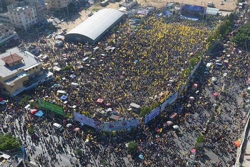 قرابة 300 ألف مواطن يحيون ذكرى عرفات في ساحة السرايا