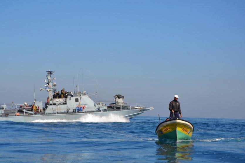 الاحتلال يستهدف مراكب الصيادين في قطاع غزة