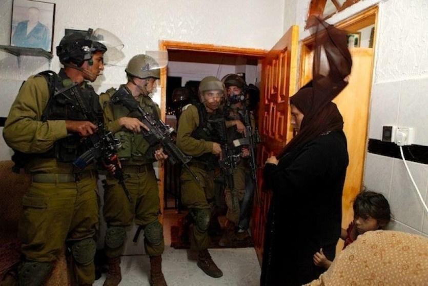 جيش الاحتلال ينهب مبالغ مالية لعائلات في الخليل