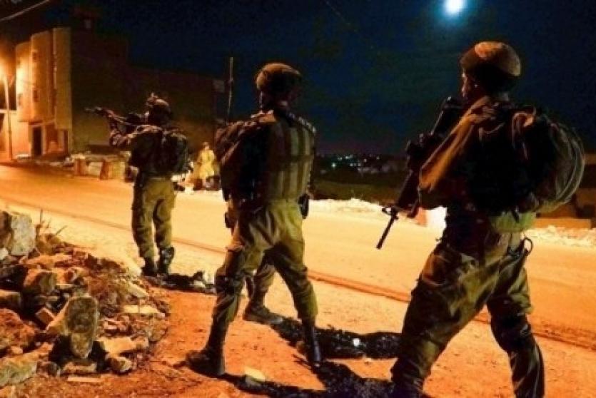 قوات الاحتلال تواصل نهب أموال الفلسطينيين
