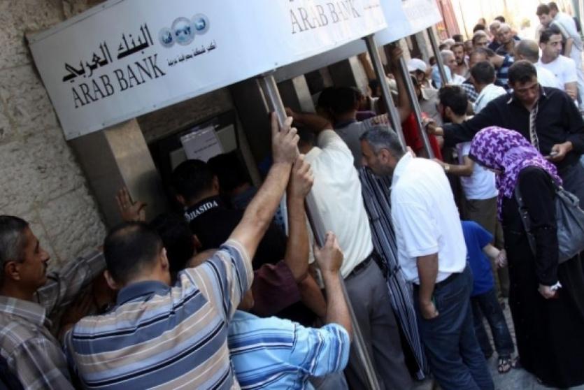 نقابة الموظفين بغزة تطالب الحكومة بصرف الرواتب