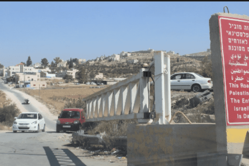 الاحتلال يفتح بوابة بيت عوا بعد اغلاق دام شهرين