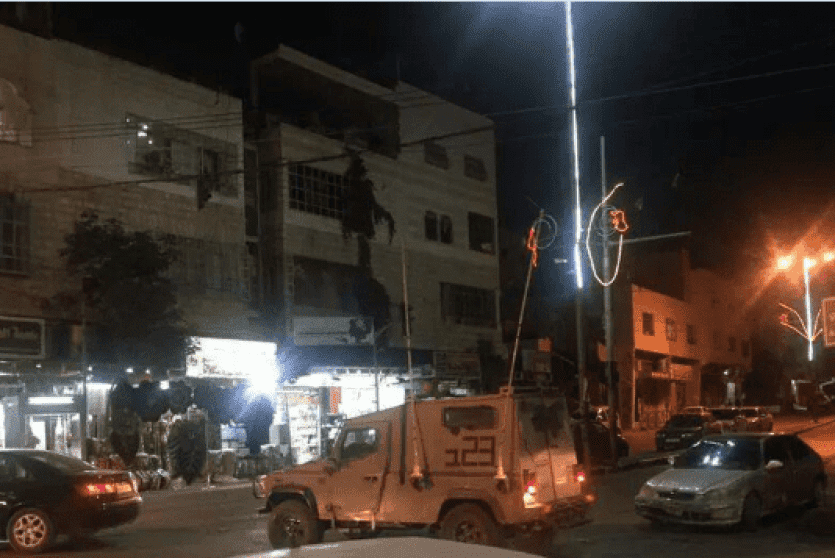 الخليل: قوات الاحتلال تطلق قنابل الغاز تجاه التجار