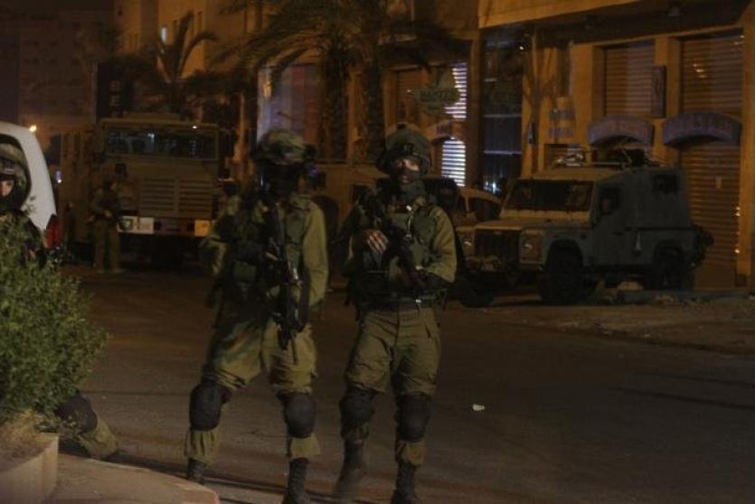 الخليل: الاحتلال يعتقل أربعة مواطنين ويسلم بلاغات
