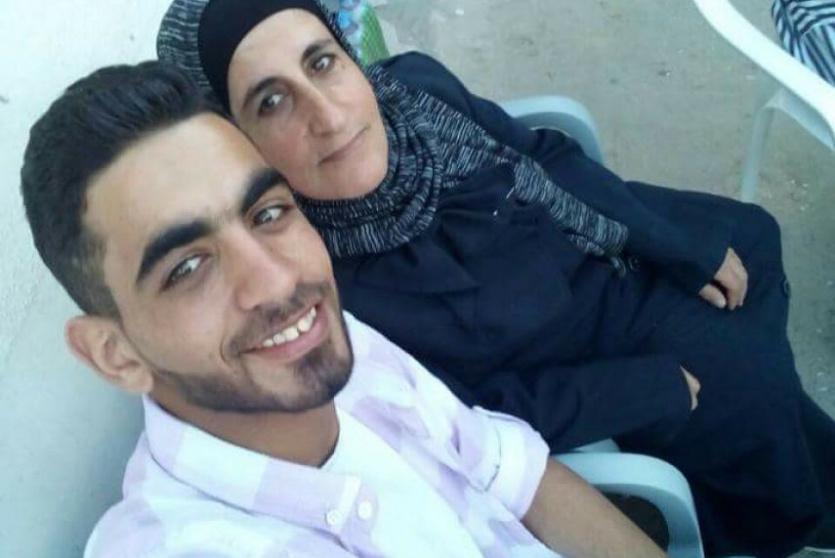 الاحتلال يعتقل والدة الاسير الجريح العبد للمرة الثانية