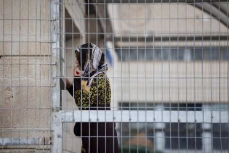 الأسيرة هناء طحاينة تروي تفاصيل اعتقالها: حُرمت من وداع أطفالها وتعرضت للإهانة