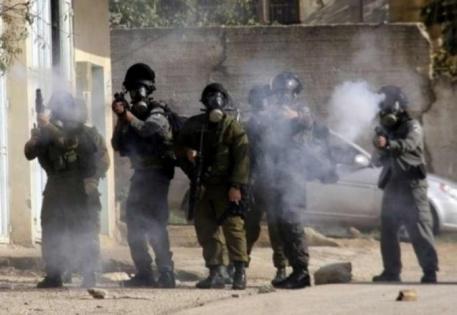 قوات الاحتلال تطلق قنابل الغاز السام خلال اقتحامها بلدة الرام