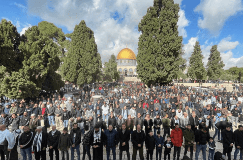 عشرات آلاف المصلين يؤدون الجمعة في الأقصى رغم تشديدات الاحتلال