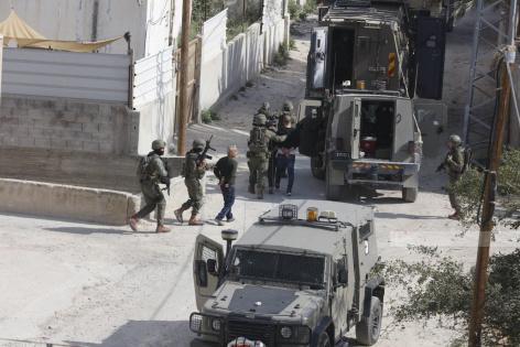 خلال يومين: الاحتلال يخضع 100 فلسطيني بالضفة لتحقيقات ميدانية