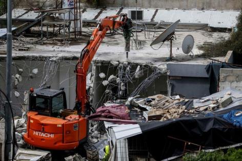 الاحتلال يجبر مقدسيا على هدم منزله ذاتيا في بلدة بيت حنينا
