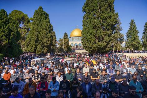 70 ألفا يؤدون صلاة الجمعة في المسجد الأقصى