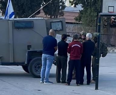 الاحتلال يحتجز عمال صيانة عند مدخل المغير شمال شرق رام الله