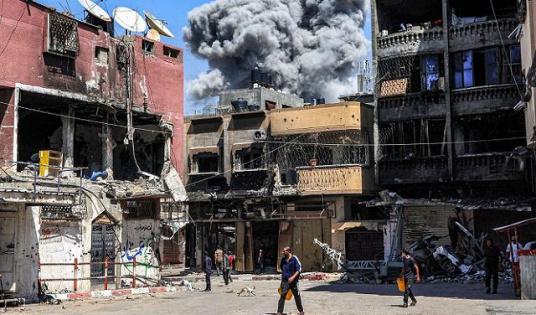 استشهاد زوجين وطفلهما في قصف إسرائيلي على مخيم النصيرات