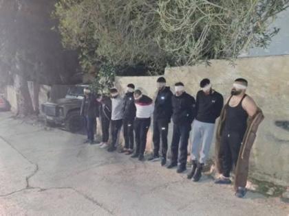 الاحتلال يعتقل 20 مواطنا من حزما شرق القدس ويغلق مداخلها