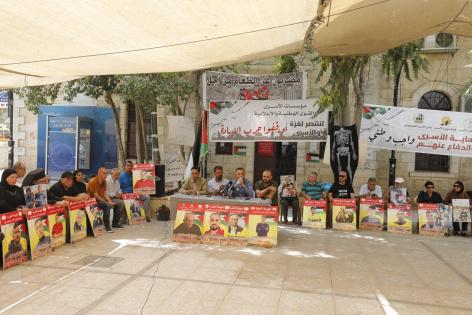وقفات في مختلف المحافظات للمطالبة باستعادة دور الصليب الأحمر ووقف انتهاكات الاحتلال بحق المعتقلين