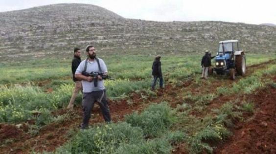 مستوطنون يهاجمون المزارعين ورعاة الماشية والاحتلال يعتقل مواطنا بمسافر يطا