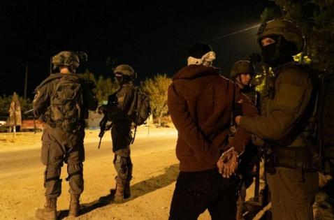 بينهم فتاة واسرى محررين.. قوات الاحتلال تشن حملة اعتقالات في الضفة